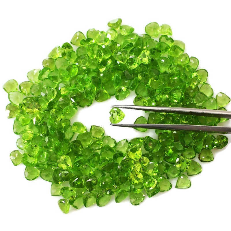 Peridot 5x5 MM Heart Faceted Cut 50 Pieces: Natural Peridot 5x5 MM Heart Faceted Cut 50 Pieces Gemstone : Peridot Shape : Heart Size : 5x5 MM Color : Green Type : Faceted Cut Quantity : 50 Pieces Weight : 22.5 Ca