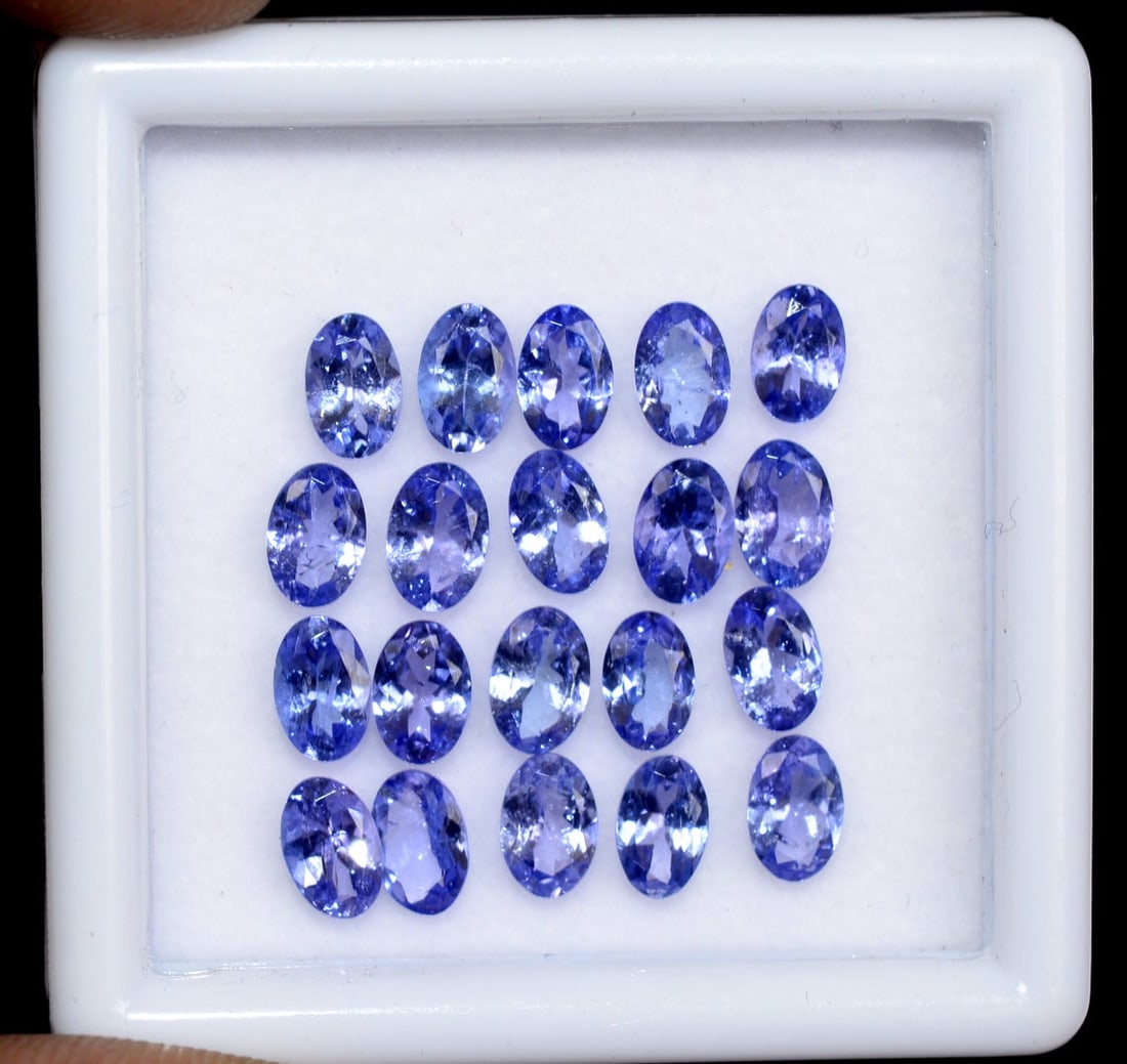 Tanzanite 6x4 MM Oval Faceted Cut 25 Pieces: Natural Tanzanite 6x4 MM Oval Faceted Cut 25 Pieces Gemstone : Tanzanite Shape : Oval Size : 6x4 MM Color : Blue Type : Faceted Cut Quantity : 25 Pieces Weight : 13 Car