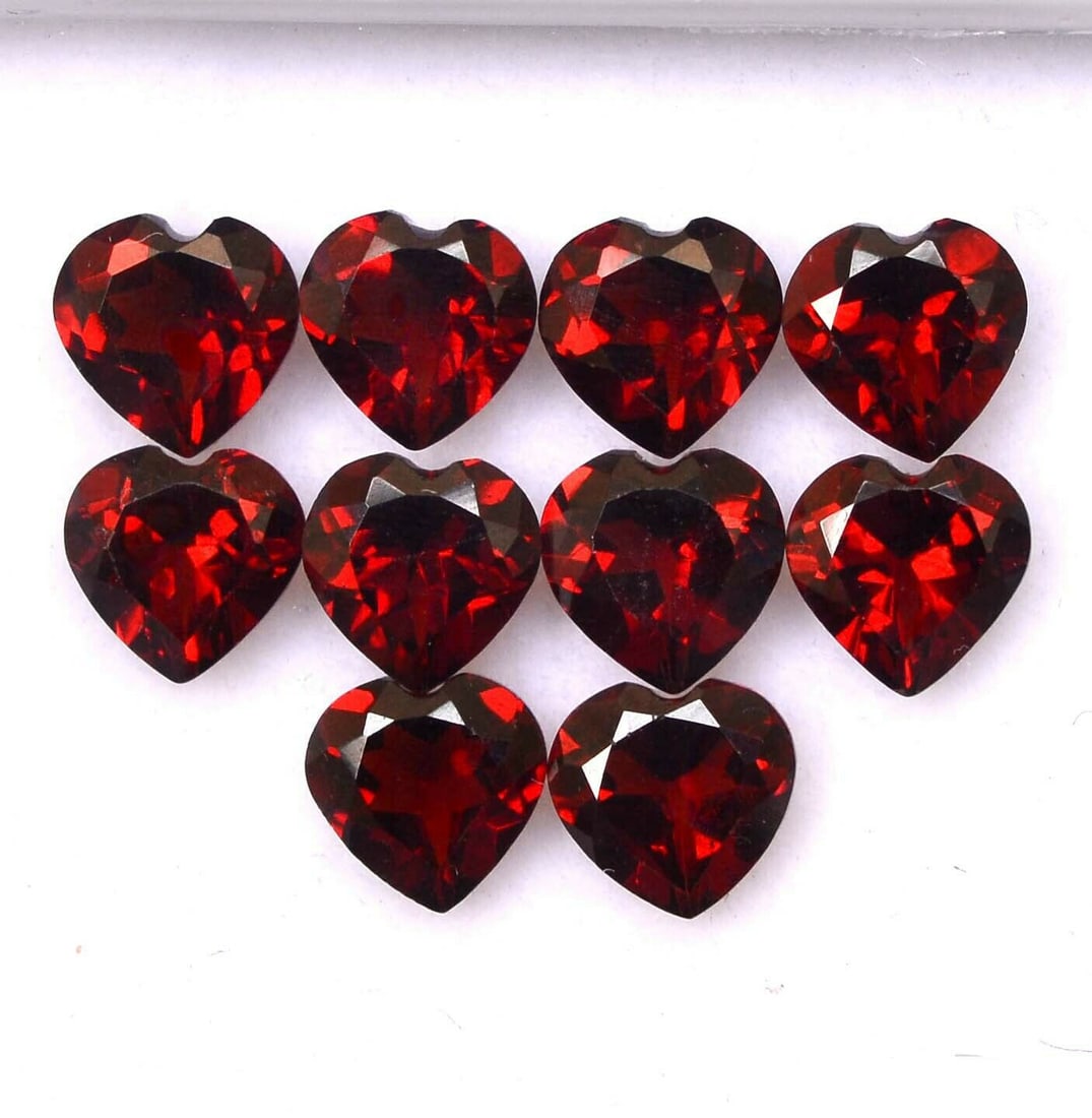 Red Garnet 6x6 MM Heart Faceted Cut 25 Pieces: Natural Red Garnet 6x6 MM Heart Faceted Cut 25 Pieces Gemstone : Red Garnet Shape : Heart Size : 6x6 MM Color : Red Type : Faceted Cut Quantity : 25 Pieces Weight : 23.