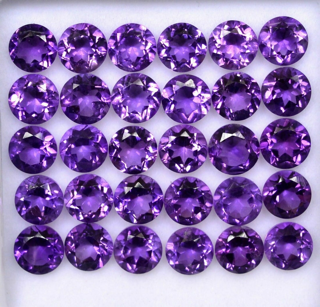 Amethyst 6 MM Round Faceted Cut 25 Pieces: Natural Amethyst 6 MM Round Faceted Cut 25 Pieces Gemstone : Amethyst Shape : Round Size : 6 MM Color : Purple Type : Faceted Cut Quantity : 25 Pieces Weight : 20 Carat