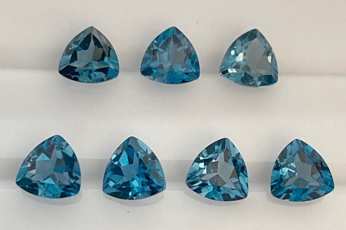 London Blue Topaz 4 MM Trillion Faceted Cut 50 Pieces: Natural London Blue Topaz 4 MM Trillion Faceted Cut 50 Pieces Gemstone : London Blue Topaz Shape : Trillion Size : 4 MM Color : London Blue Type : Faceted Cut Quantity : 50 Piece