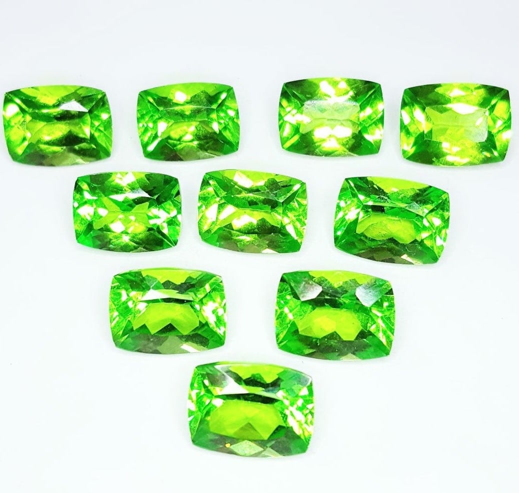 Peridot 6x4 MM Cushion Faceted Cut 25 Pieces: Natural Peridot 6x4 MM Cushion Faceted Cut 25 Pieces Gemstone : Peridot Shape : Cushion Size : 6x4 MM Color : Green Type : Faceted Cut Quantity : 25 Pieces Weight : 14.