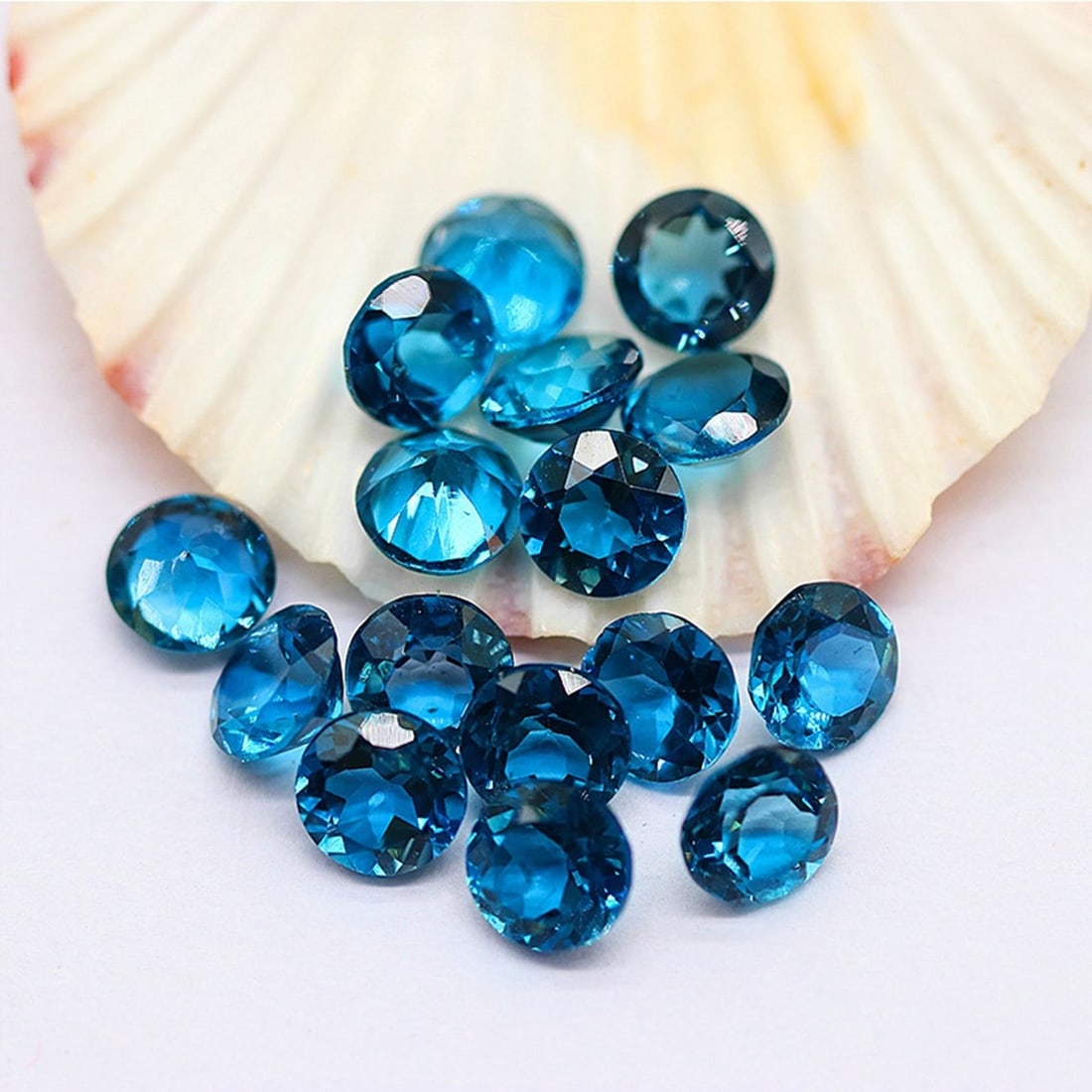 London Blue Topaz 6 MM Round Faceted Cut 15 Pieces: Natural London Blue Topaz 6 MM Round Faceted Cut 15 Pieces Gemstone : London Blue Topaz Shape : Round Size : 6 MM Color : London Blue Type : Faceted Cut Quantity : 15 Pieces <