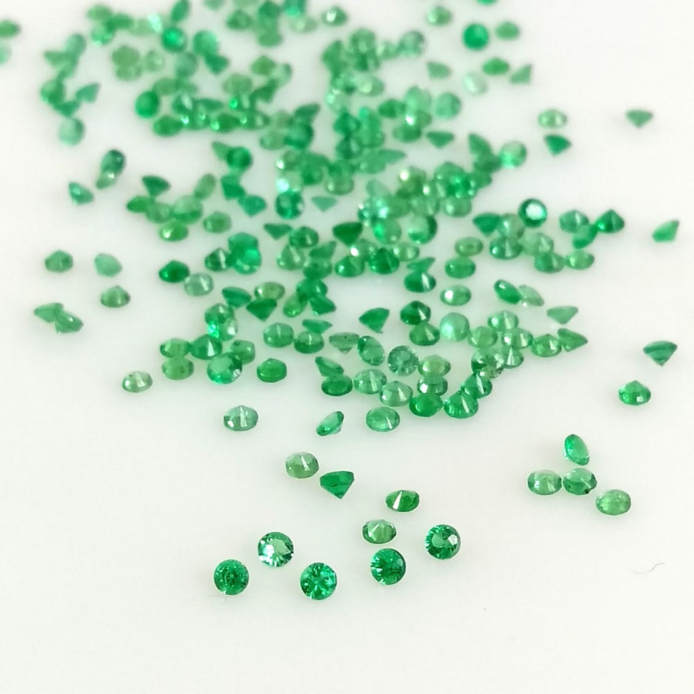 Emerald 1 MM Round Diamond Cut 100 Pieces: Natural Emerald 1 MM Round Diamond Cut 100 Pieces Gemstone : Emerald Shape : Round Size : 1 MM Color : Green Type : Diamond Cut Quantity : 100 Pieces Weight : 0 Carats<