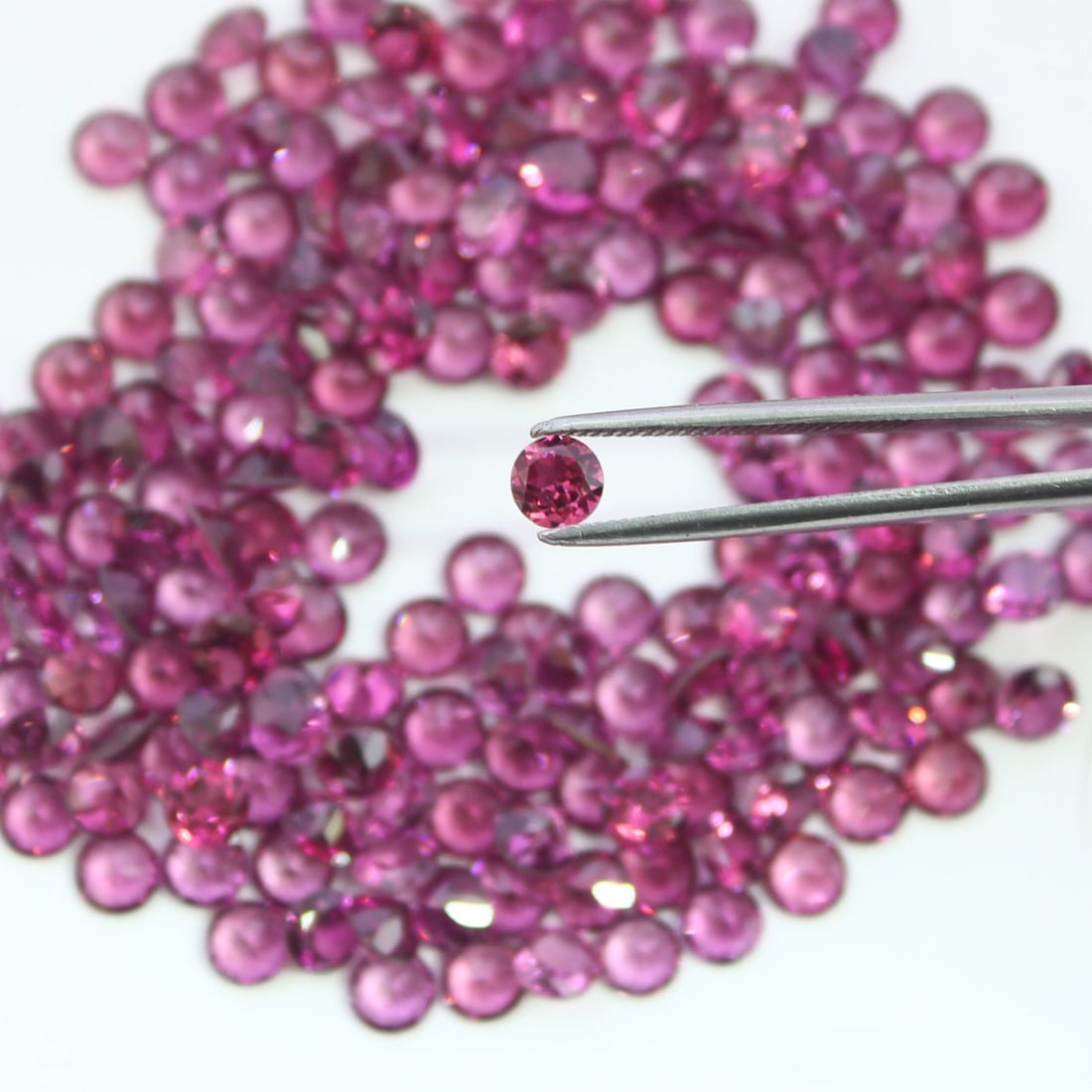 Red Garnet 3 MM Round Diamond Cut 100 Pieces: Natural Red Garnet 3 MM Round Diamond Cut 100 Pieces Gemstone : Red Garnet Shape : Round Size : 3 MM Color : Red Type : Diamond Cut Quantity : 100 Pieces Weight : 16 Ca