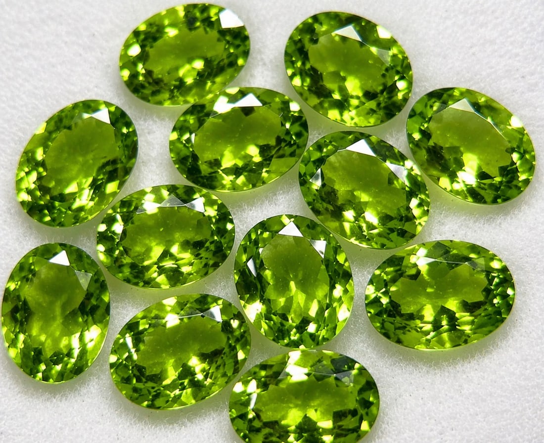 Peridot 8x6 MM Oval Faceted Cut 25 Pieces: Natural Peridot 8x6 MM Oval Faceted Cut 25 Pieces Gemstone : Peridot Shape : Oval Size : 8x6 MM Color : Green Type : Faceted Cut Quantity : 25 Pieces Weight : 32.5 Cara