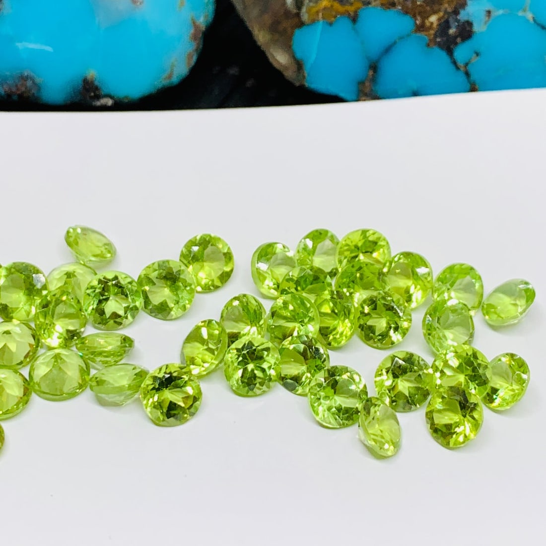 Peridot 4 MM Round Faceted Cut 50 Pieces: Natural Peridot 4 MM Round Faceted Cut 50 Pieces Gemstone : Peridot Shape : Round Size : 4 MM Color : Green Type : Faceted Cut Quantity : 50 Pieces Weight : 14 Carats