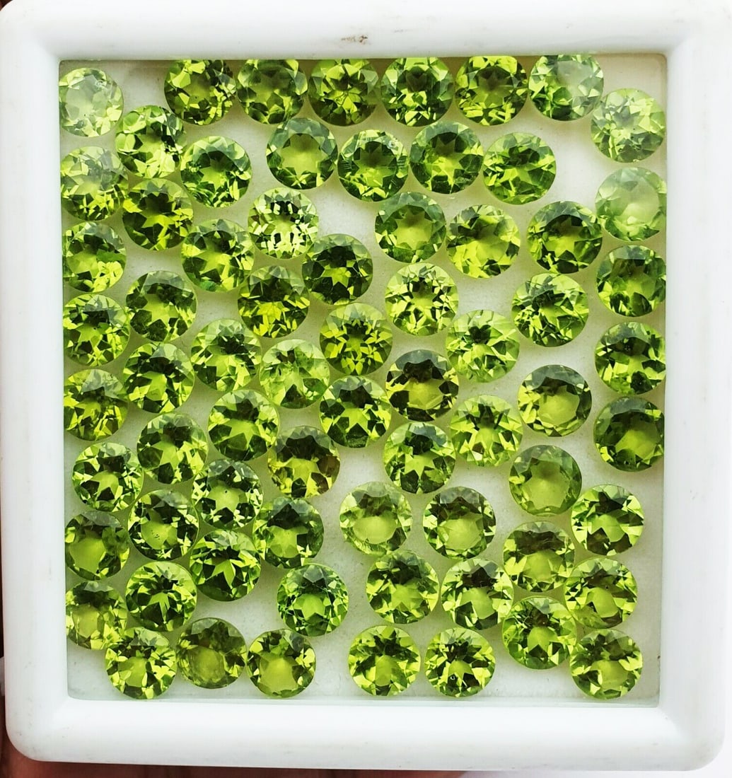 Peridot 5 MM Round Faceted Cut 25 Pieces: Natural Peridot 5 MM Round Faceted Cut 25 Pieces Gemstone : Peridot Shape : Round Size : 5 MM Color : Green Type : Faceted Cut Quantity : 25 Pieces Weight : 12.5 Carats