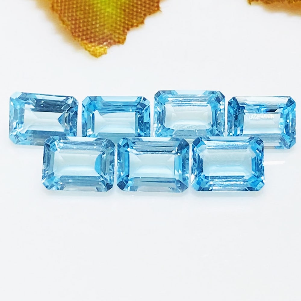 Blue Topaz 6X4 MM Octagon Faceted Cut 25 Pieces: Natural Blue Topaz 6X4 MM Octagon Faceted Cut 25 Pieces Gemstone : Blue Topaz Shape : Octagon Size : 6X4 MM Color : Sky Blue Type : Faceted Cut Quantity : 25 Pieces Weight