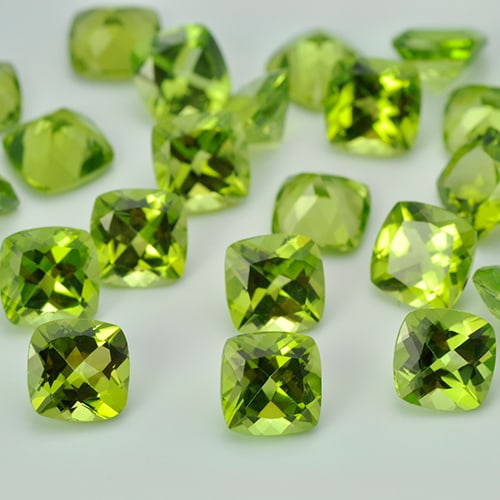 Peridot 5x5 MM Cushion Faceted Cut 25 Pieces: Natural Peridot 5x5 MM Cushion Faceted Cut 25 Pieces Gemstone : Peridot Shape : Cushion Size : 5x5 MM Color : Green Type : Faceted Cut Quantity : 25 Pieces Weight : 15.