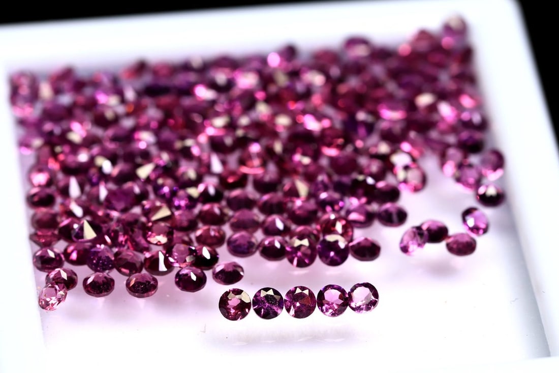 Rhodolite Garnet 2.25 MM Round Diamond Cut 250 Pieces: Natural Rhodolite Garnet 2.25 MM Round Diamond Cut 250 Pieces Gemstone : Rhodolite Garnet Shape : Round Size : 2.25 MM Color : Red Type : Diamond Cut Quantity : 250 Pieces