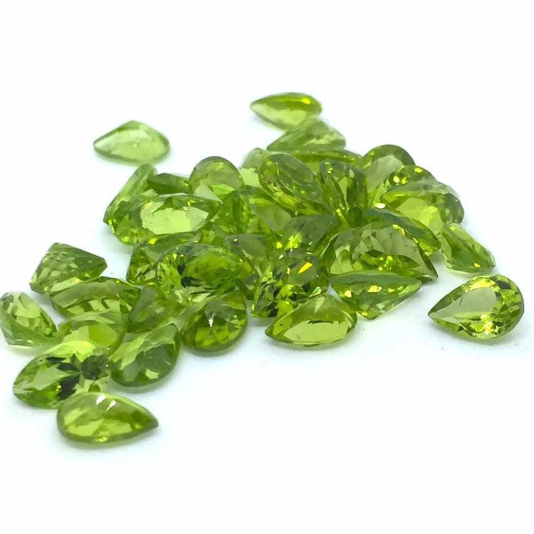 Peridot 7x5 MM Pear Faceted Cut 50 Pieces: Natural Peridot 7x5 MM Pear Faceted Cut 50 Pieces Gemstone : Peridot Shape : Pear Size : 7x5 MM Color : Green Type : Faceted Cut Quantity : 50 Pieces Weight : 35 Carats