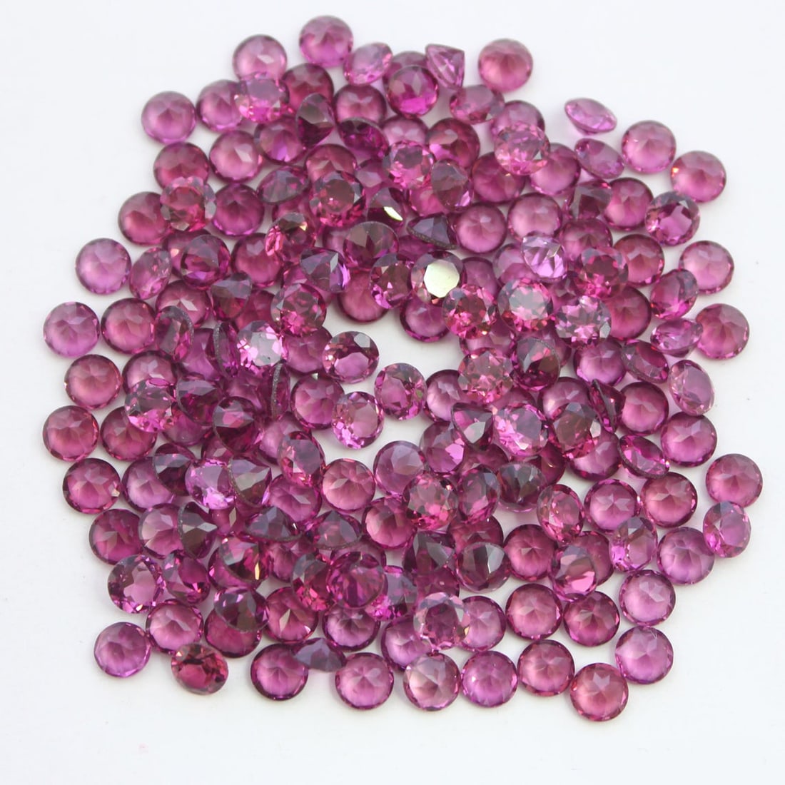 Rhodolite Garnet 2.5 MM Round Diamond Cut 100 Pieces: Natural Rhodolite Garnet 2.5 MM Round Diamond Cut 100 Pieces Gemstone : Rhodolite Garnet Shape : Round Size : 2.5 MM Color : Red Type : Diamond Cut Quantity : 100 Pieces We