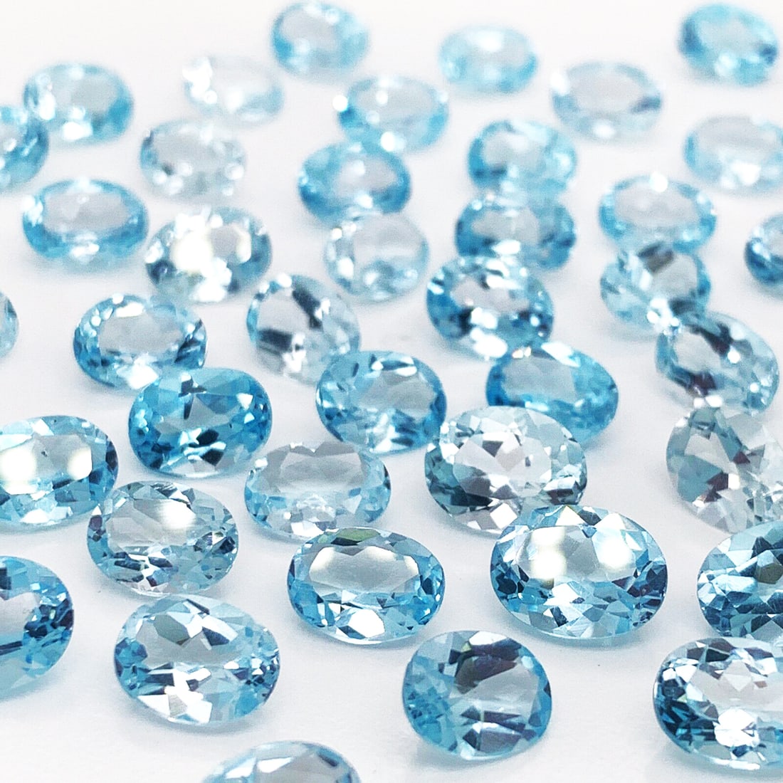 Blue Topaz 7x5 MM Oval Faceted Cut 25 Pieces: Natural Blue Topaz 7x5 MM Oval Faceted Cut 25 Pieces Gemstone : Blue Topaz Shape : Oval Size : 7x5 MM Color : Sky Blue Type : Faceted Cut Quantity : 25 Pieces Weight :