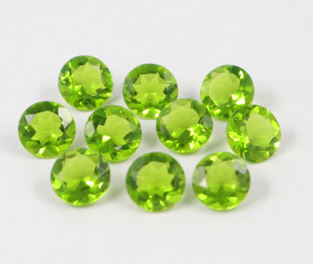 Peridot 6 MM Round Faceted Cut 25 Pieces: Natural Peridot 6 MM Round Faceted Cut 25 Pieces Gemstone : Peridot Shape : Round Size : 6 MM Color : Green Type : Faceted Cut Quantity : 25 Pieces Weight : 20 Carats