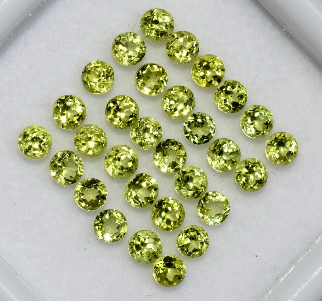 Peridot 2 MM Round Diamond Cut 250 Pieces: Natural Peridot 2 MM Round Diamond Cut 250 Pieces Gemstone : Peridot Shape : Round Size : 2 MM Color : Green Type : Diamond Cut Quantity : 250 Pieces Weight : 10 Carats