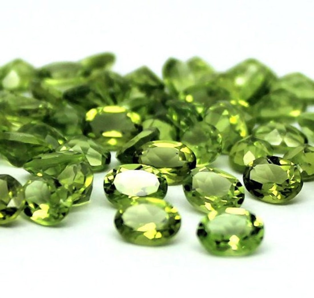 Peridot 9x7 MM Oval Faceted Cut 10 Pieces: Natural Peridot 9x7 MM Oval Faceted Cut 10 Pieces Gemstone : Peridot Shape : Oval Size : 9x7 MM Color : Green Type : Faceted Cut Quantity : 10 Pieces Weight : 18.2 Cara