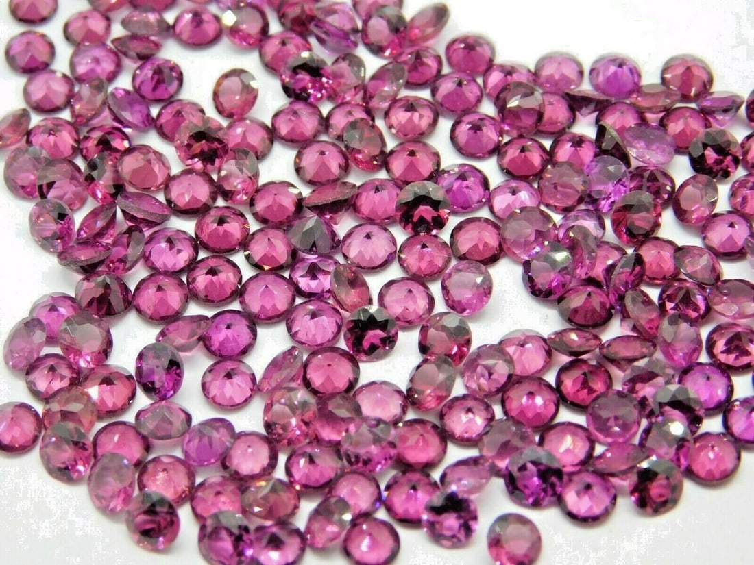 Rhodolite Garnet 2 MM Round Diamond Cut 500 Pieces: Natural Rhodolite Garnet 2 MM Round Diamond Cut 500 Pieces Gemstone : Rhodolite Garnet Shape : Round Size : 2 MM Color : Red Type : Diamond Cut Quantity : 500 Pieces Weight
