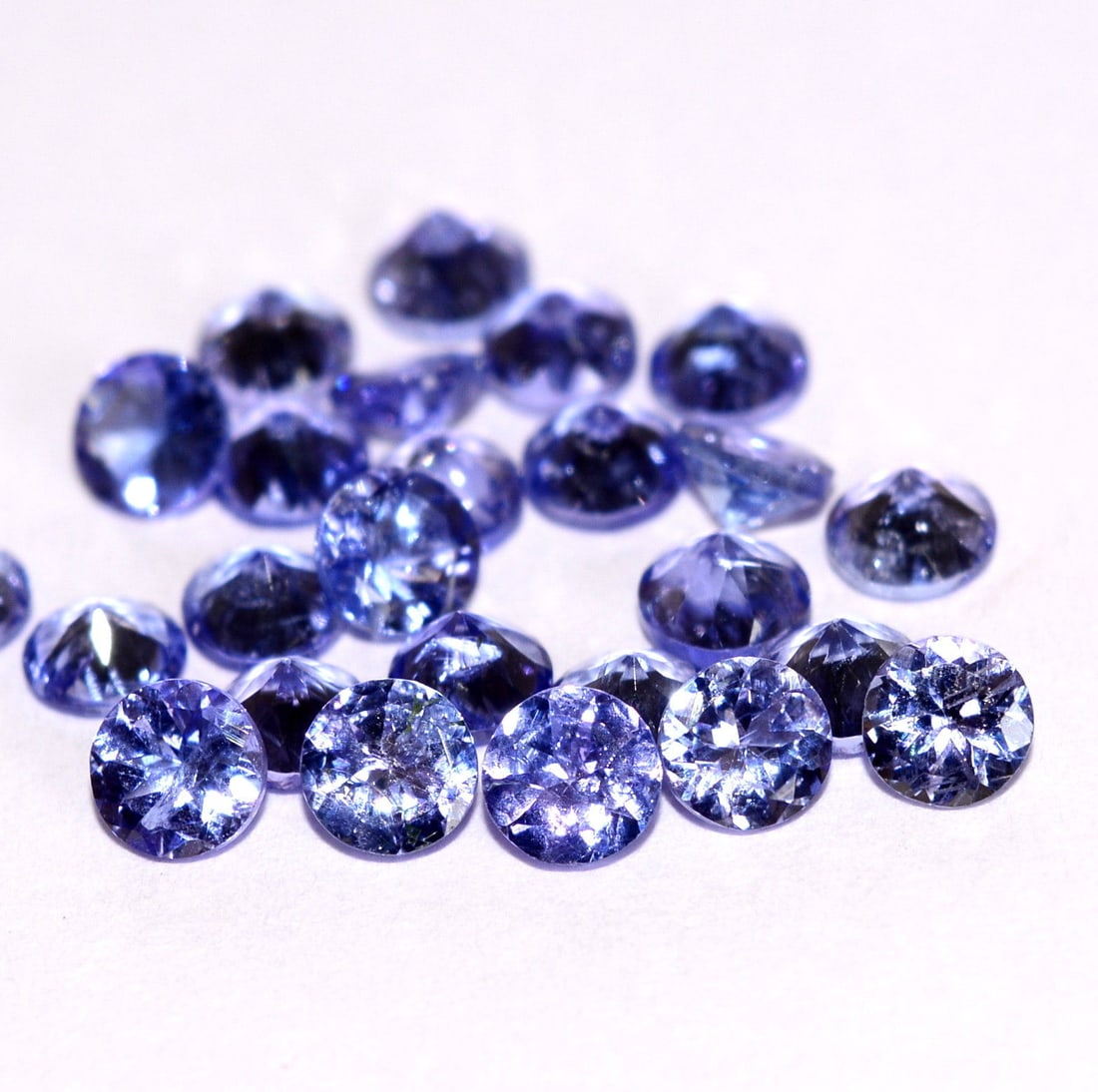 Tanzanite 4 MM Round Faceted Cut 50 Pieces: Natural Tanzanite 4 MM Round Faceted Cut 50 Pieces Gemstone : Tanzanite Shape : Round Size : 4 MM Color : Blue Type : Faceted Cut Quantity : 50 Pieces Weight : 11 Carat