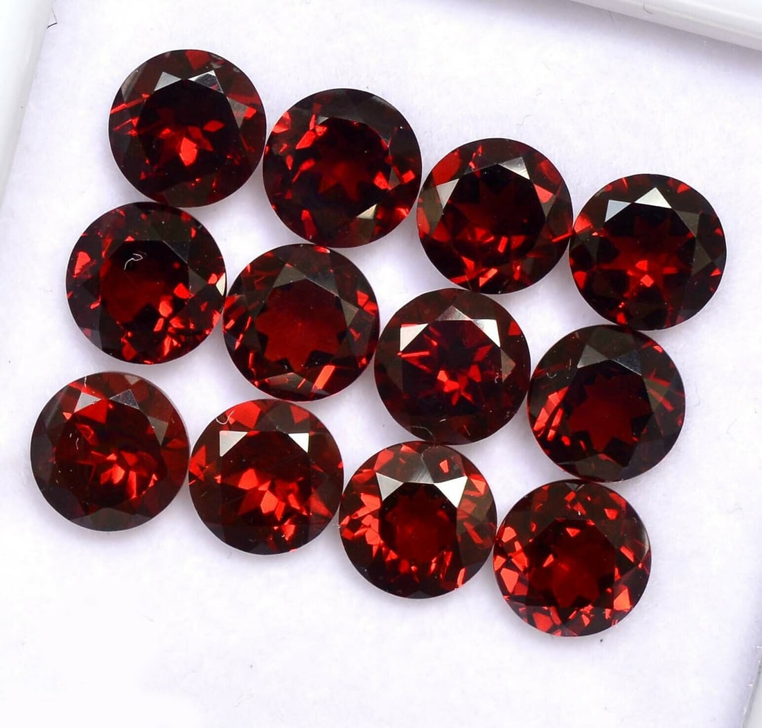 Red Garnet 6 MM Round Faceted Cut 50 Pieces: Natural Red Garnet 6 MM Round Faceted Cut 50 Pieces Gemstone : Red Garnet Shape : Round Size : 6 MM Color : Red Type : Faceted Cut Quantity : 50 Pieces Weight : 46 Cara