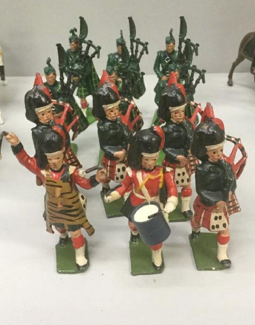 BRITAINS SOLDIERS- 12 PCS SCOTTISH BAGPIPERS & (1 of 3)