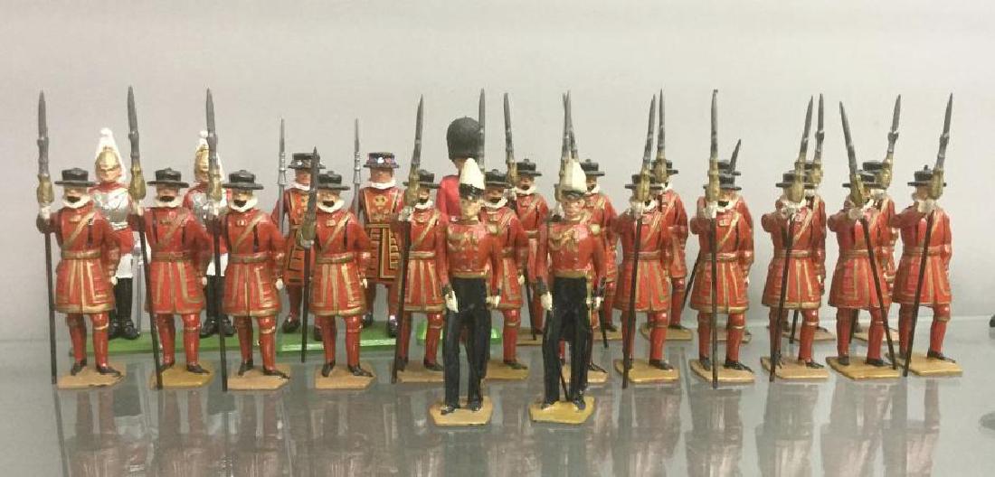 BRITAINS SOLDIERS- 25 PCS YEOMEN OF THE GUARD INCLUDING: BRITAINS SOLDIERS- 25 PCS YEOMEN OF THE GUARD INCLUDING 2 OFFICERS, 1 ORIGINAL BOX, FROM KINGSTON NY COLLECTOR FROM WHEN HE WAS A CHILD, IN AS FOUND CONDITION