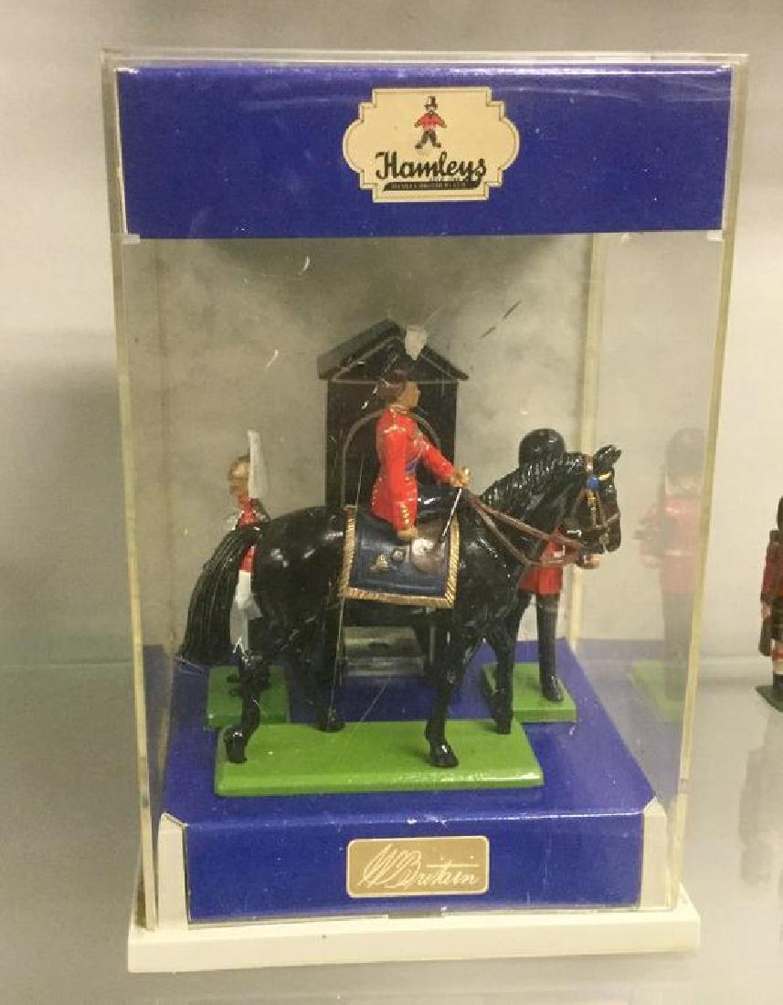 BRITAINS SOLDIERS- DISPLAY CUBE W/4 PCS INCLUDING QUEEN (1 of 4)