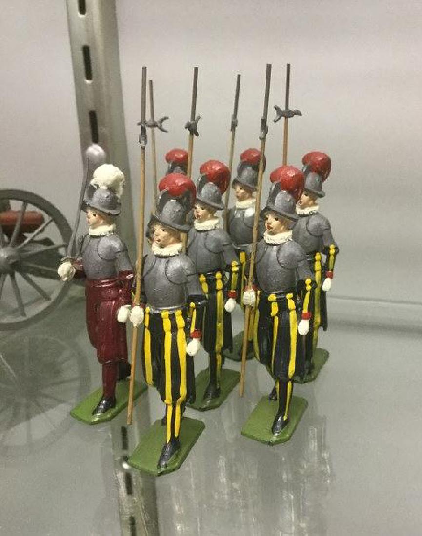 BRITAINS SOLDIERS- 7 PCS VATICAN SWISS GUARD, 1 (1 of 2)