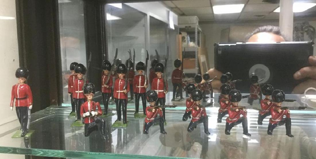 BRITAINS SOLDIERS- 15 PCS GUARDSMAN INCLUDING 1 (1 of 4)