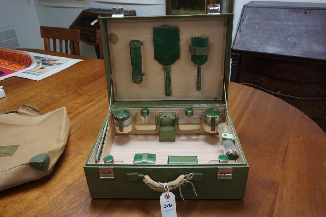 BEAUTIFUL CIRCA 1920'S GREEN LEATHER LADIES TRAVEL KIT (1 of 10)