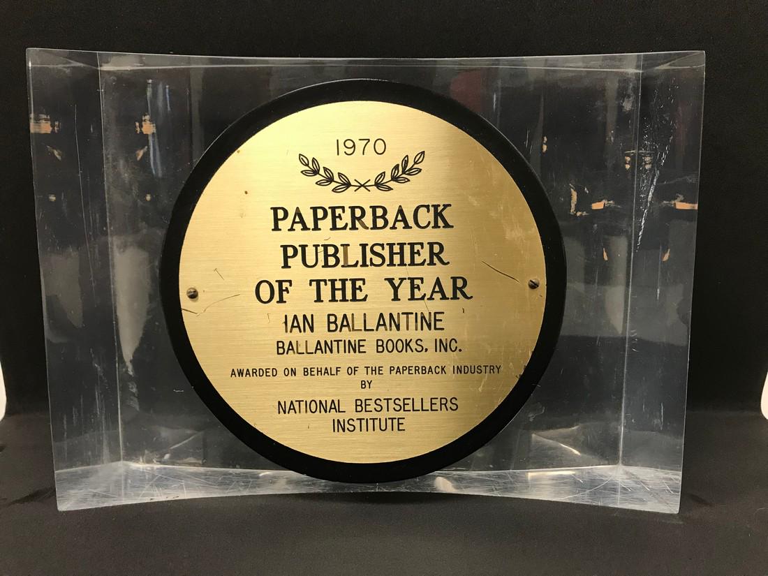 1970 PAPERBACK PUBLISHER OF THE YEAR AWARD, IAN: 1970 PAPERBACK PUBLISHER OF THE YEAR AWARD, IAN BALLANTINE, READS AS PICTURED, MEASURES 7" H X 9"W, FROM THE BEARSVILLE ESTATE OF BETTY & IAN BALLANTINE, FOUNDERS OF BANTAM & BALLANTINE BOOKS AND ICON
