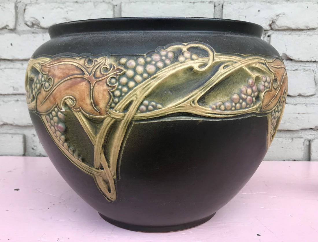 ROSEVILLE ROSECRAFT BROWN JARDINAIRE, STAMPED ON BOTTOM: ROSEVILLE ROSECRAFT BROWN JARDINAIRE, STAMPED ON BOTTOM WITH BLUE R, MEASURES 10" HIGH, GOOD ESTATE CONDITION, AS PICTURED