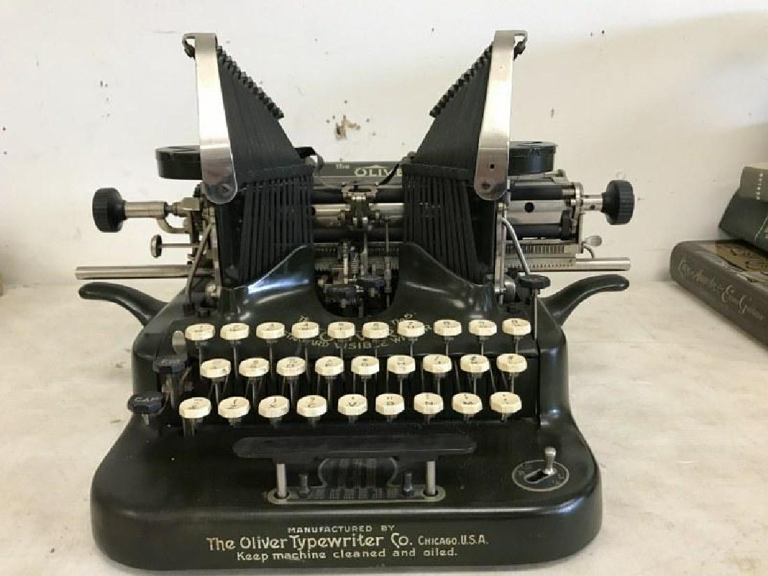 OLIVER NO.5 STANDARD VISIBLE WRITER TYPEWRITER, DARK: OLIVER NO.5 STANDARD VISIBLE WRITER TYPEWRITER, DARK GREEN COLOR, NICE ESTATE FOUND CONDITION, NO CASE, LAST PATENT DATE 1909, AS PICTURED
