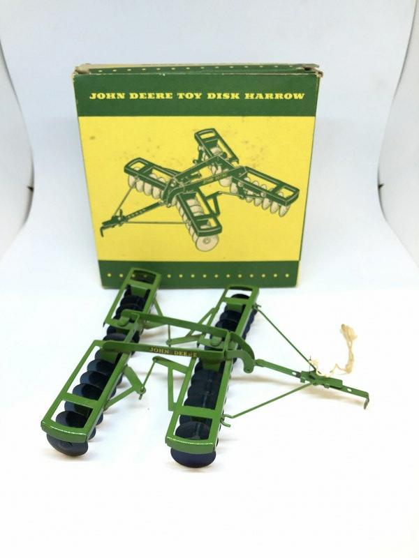 VINTAGE JOHN DEERE TOY DISK HARROW NEAR MINT IN BOX: VINTAGE JOHN DEERE TOY DISK HARROW NEAR MINT IN ORIGINAL BOX, MEASURES 7 1/2" LONG, GOOD CONDITION, AS PICTURED