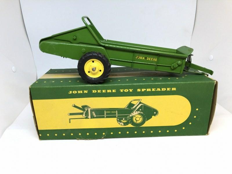VINTAGE JOHN DEERE TOY SPREADER NEAR MINT IN BOX: VINTAGE JOHN DEERE TOY SPREADER NEAR MINT IN ORIGINAL BOX, MEASURES 10" LONG, GOOD CONDITION, AS PICTURED