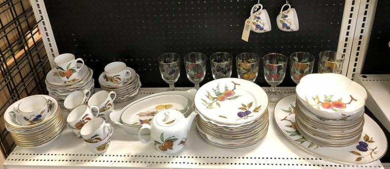 LARGE LOT OF ROYAL WORCESTER EVESHAM PATTERN CHINA, ,: LARGE LOT OF ROYAL WORCESTER EVESHAM PATTERN CHINA, , AS PICTUREDINCLUDING 7 GLASSES, OVERALL GOOD ESTATE CONDITION