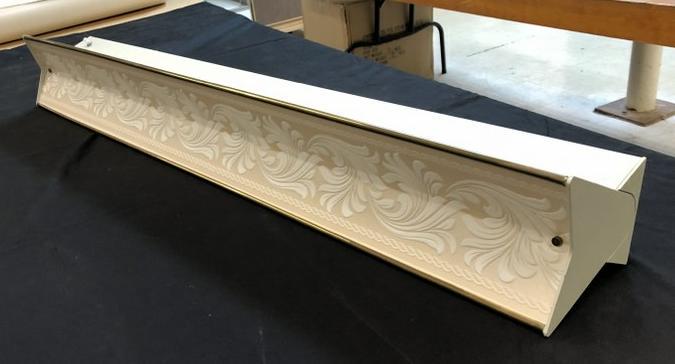 LIGHTOLIER MID CENTURY 48" LONG FLUORESCENT LIGHT: LIGHTOLIER MID CENTURY 48" LONG FLUORESCENT LIGHT FIXTURE, WAS OVER DANISH MODERN HEADBOARD IN THE BEDROOM, FROM SAME HOUSE AS ALL OTHER PERIOD LIGHTOLIER FIXTURES WE ARE SELLING. IN WORKING, WONDERFU