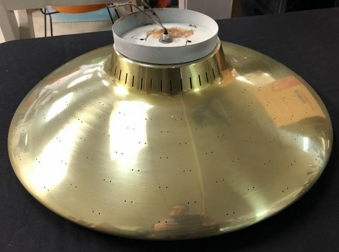 LIGHTOLIER GERALD THURSTON MID CENTURY CEILING LIGHT,: LIGHTOLIER GERALD THURSTON MID CENTURY CEILING LIGHT, BRASS PIERCED BODY MEASURES 21" ACROSS, THE GLASS INSERT MEASURES 20" ACROSS, HAS A POLKA DOT FINE PATTERN, IN EXCELLENT WORKING CONDITION, TAKEN