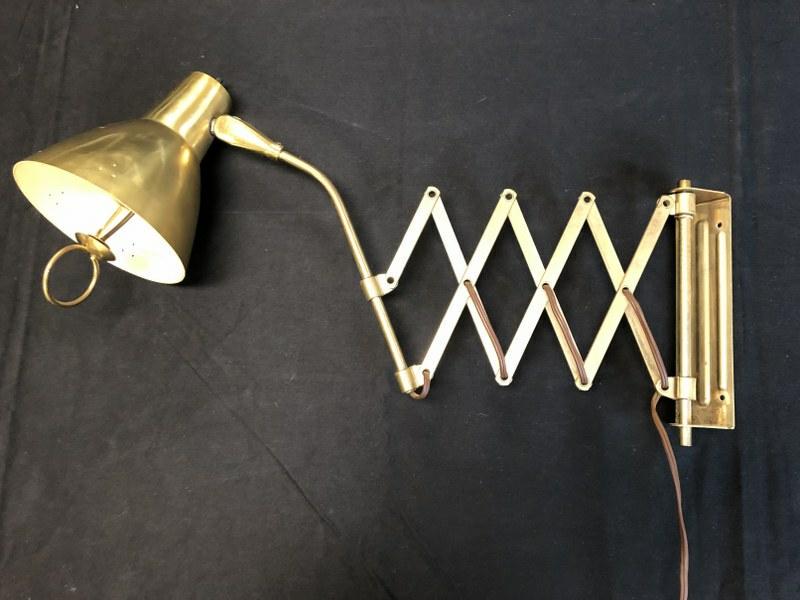 MID CENTURY BRASS PLATED EXPANDING SCISSORS WALL LIGHT,: MID CENTURY BRASS PLATED EXPANDING SCISSORS WALL LIGHT, IN MANNER OF LIGHTOLIER, NOT SIGNED, THE SHADE IS BRASS, EVERYTHING ELSE IS BRASS PLATED.