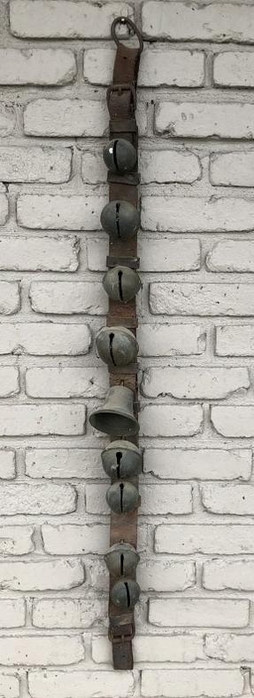 LONG STRAND EARLY LARGE BRASS OR BRONZE SLEIGH BELLS: LONG STRAND EARLY LARGE BRASS OR BRONZE SLEIGH BELLS FROM HUDSON VALLEY ESTATE, MEASURES 45" LONG, WONDERFUL OLD WORN PATINA.
