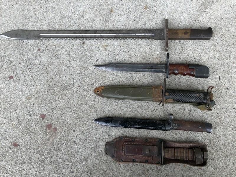 (5) WW II ERA BAYONETS & KNIFE, AS FOUND IN ESTATE: (5) WW II ERA BAYONETS & KNIFE, AS FOUND IN ESTATE OF NAVAL VETERAN, ONE DOESN'T HAVE A SHEATH AS PICTURED.