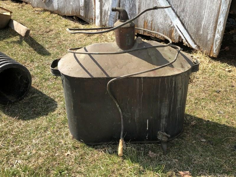 OLD COPPER MOONSHINE STILL ESTATE BARN FIND: OLD COPPER MOONSHINE STILL ESTATE BARN FIND, FROM ESTATE WE ARE LIQUIDATING IN THE HUDSON VALLEY, FOUND IN THE BACK OF THE BARN, STILL HAS ALL THE DUST ON IT! MEASURES 31" ACROSS....NICE OLD PATINA, W