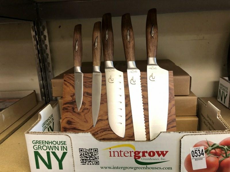 4 SETS STONE RIVER DUCKS UNLIMITED KNIVES W/MAGNETIC: 4 SETS STONE RIVER DUCKS UNLIMITED KNIVES W/MAGNETIC BOARD