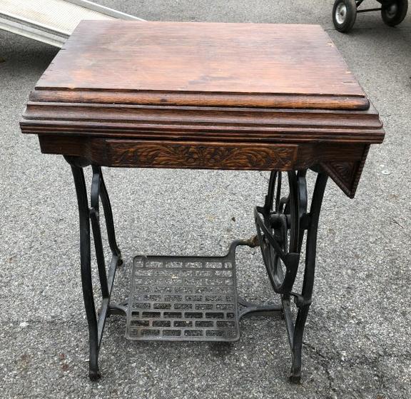 CAST IRON SEWING MACHINE BASE: CAST IRON SEWING MACHINE BASE