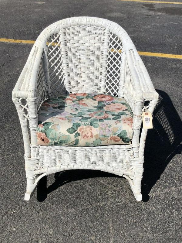 WICKER ROCKER W/CUSHION: WICKER ROCKER W/CUSHION