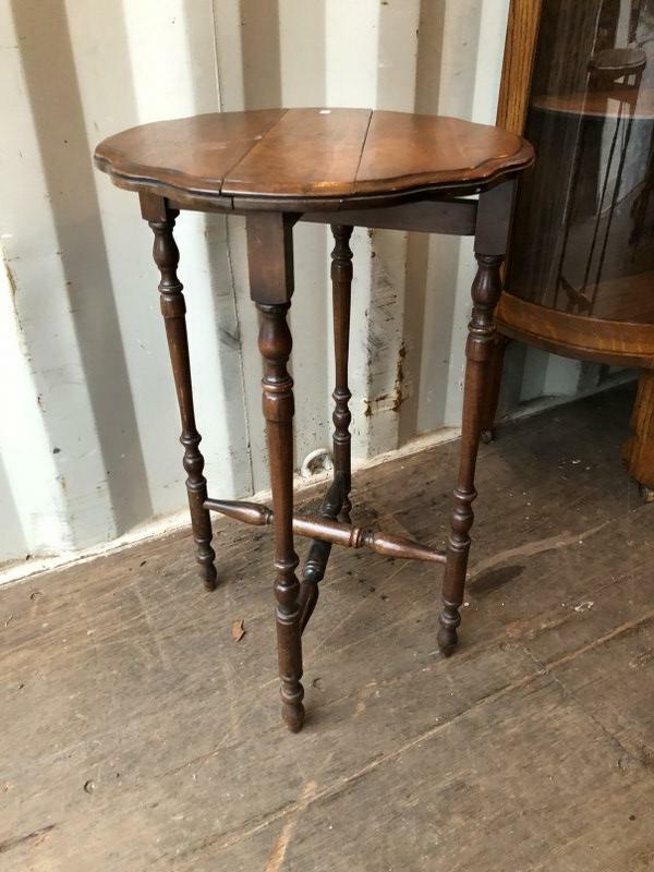 SMALL FOLDING DROPLEAF TABLE: SMALL FOLDING DROPLEAF TABLE