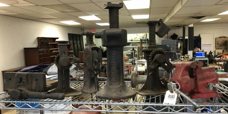 SHELF LOT MISC JACKS, VISES, ETC: SHELF LOT MISC JACKS, VISES, ETC