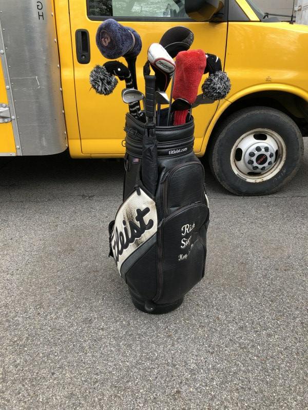 ESTATE SET GOLF CLUBS IN TITLEIST GOLF BAG, FROM LOCAL: ESTATE SET GOLF CLUBS IN TITLEIST GOLF BAG, FROM LOCAL ESTATE.