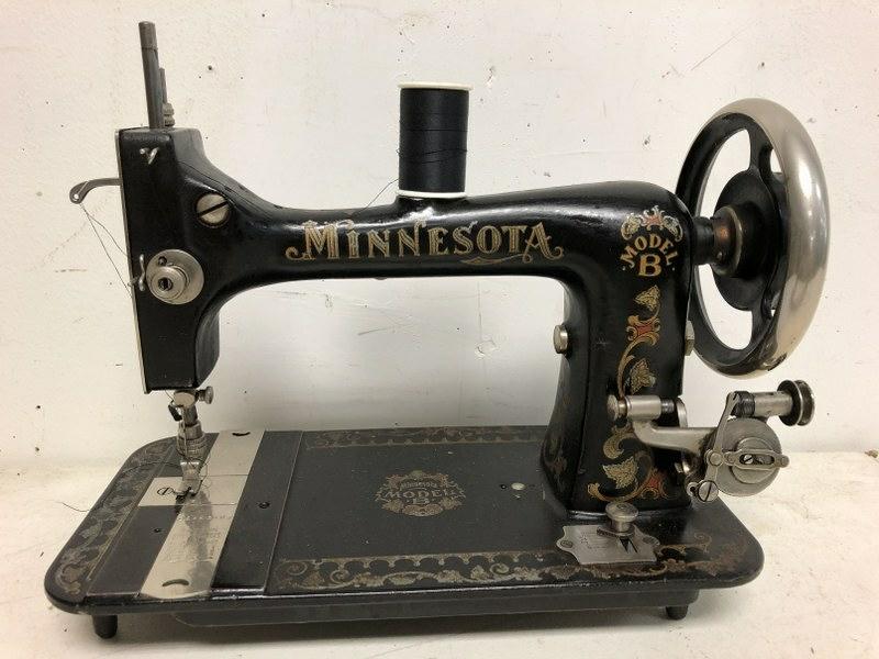 MODEL B MINNESOTA EARLY SEWING MACHINE, MEASURES 13.5": MODEL B MINNESOTA EARLY SEWING MACHINE, MEASURES 13.5" LONG, EVERYTHING TURNS FREELY. FROM LOCAL ESTATE.