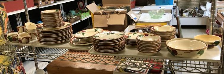 FRANCISCAN WARE APPLE PATTERN OLDER SET DISHES, APPROX.: FRANCISCAN WARE APPLE PATTERN OLDER SET DISHES, APPROX. 70 PCS. SERVICE FOR 11, AND OTHER PIECES, INCLUDES ORIGINAL BOX FOR THE 50 PC. SET. A FEW CHIPS, OVERALL VERY NICE WELL KEPT ESTATE CONDITION.